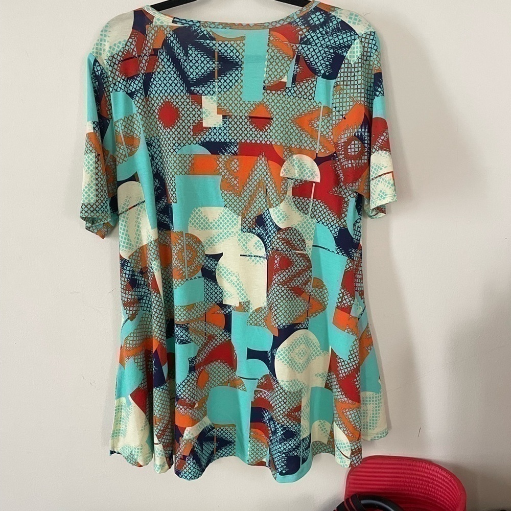 LuLaRoe Geometrical Patterns scoop neck long Tshirt - perfect with leggings - Picture 8 of 8